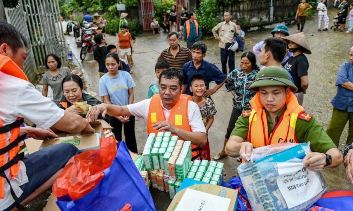 cứu trợ vùng lũ lụt